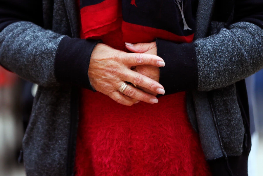 Mujer de 88 años lleva un mes esperando cirugía urgente por posible tumor cancerígeno: Corte exige respuestas a hospital