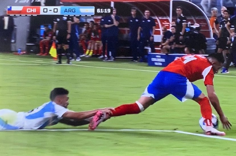 ¡Descarado! Jugador de Argentina celebra y se burla en redes por arbitraje a su favor