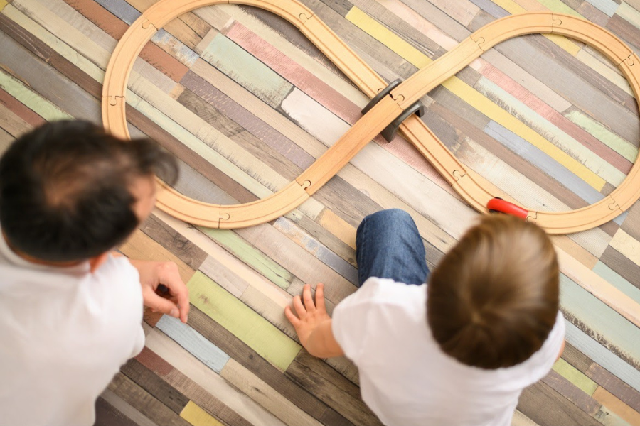 ¿Niño aburrido en vacaciones? Especialista destaca que ayuda a imaginar, aprender y divertirse