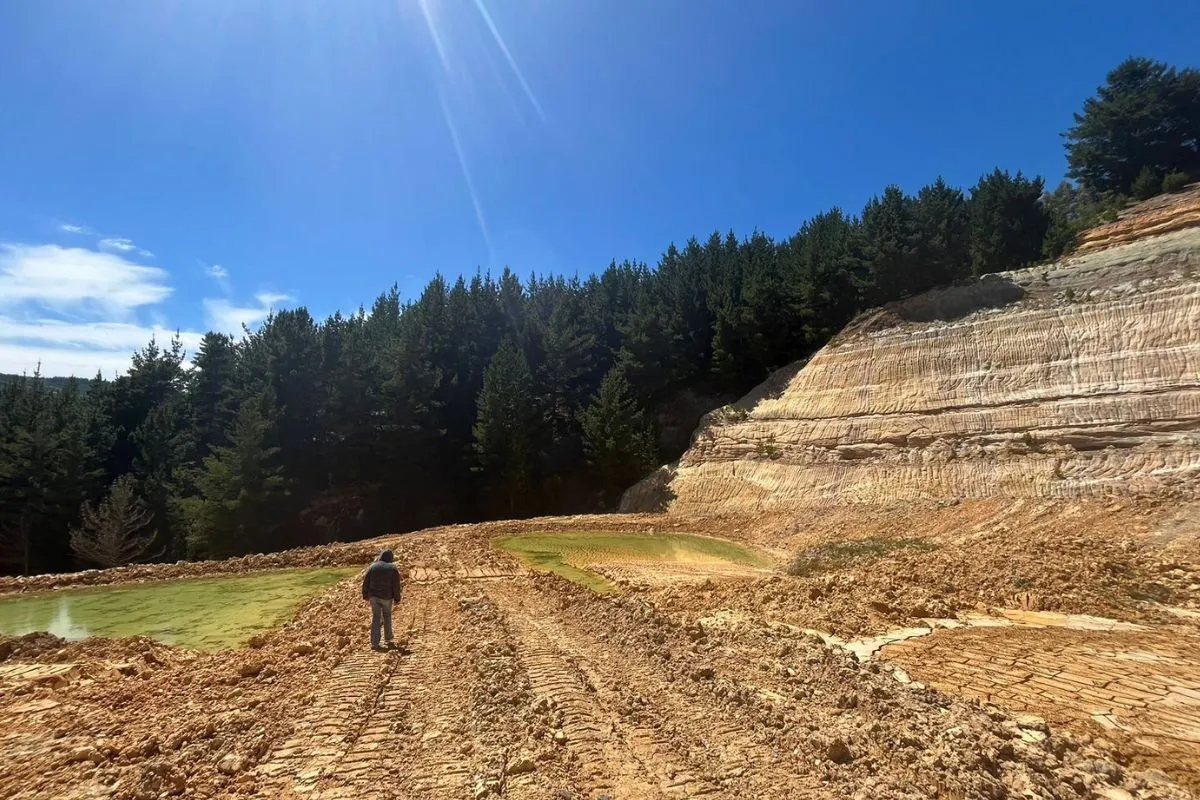 “Nos están matando en vida”: El calvario de agricultora de Chanco que enfrenta a minera y denuncia pago irregular al tribunal