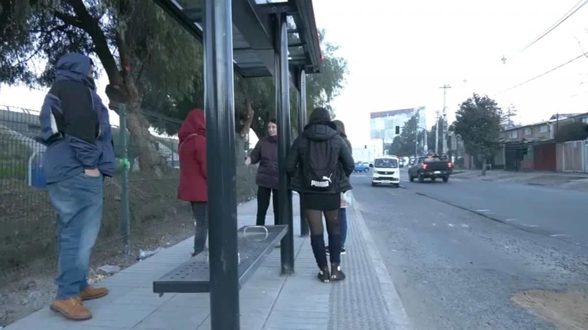 Obliga a los usuarios a esperar de espaldas a los buses: Denuncian que paradero fue construido al revés en Renca