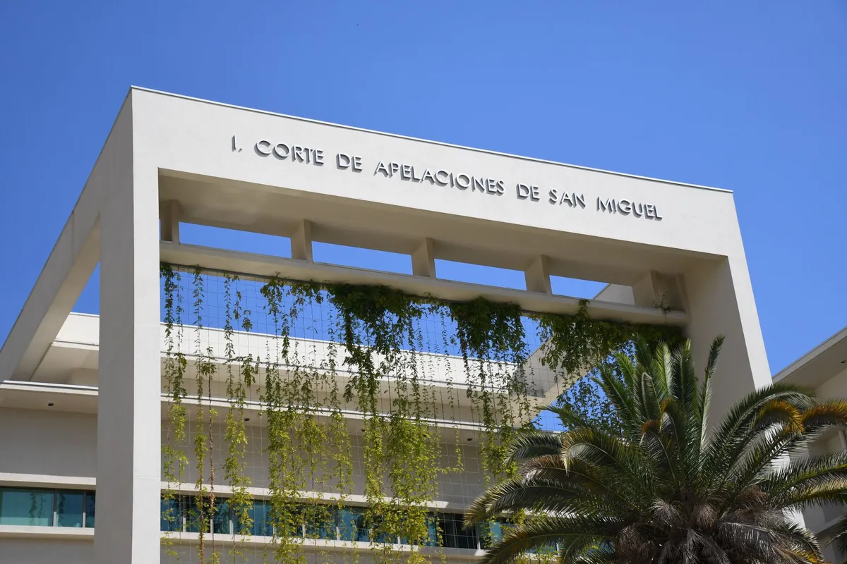 Ordenaron arresto a madre por deuda de pensión pese a que hijos vivían con ella desde 2022: Corte decidió mantener apremio