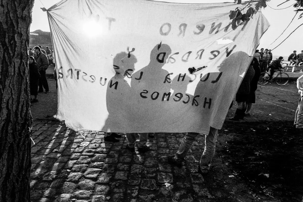 Oro Negro: El fotolibro donde Héctor López reconstruye su experiencia en Lota durante el cierre de la histórica mina