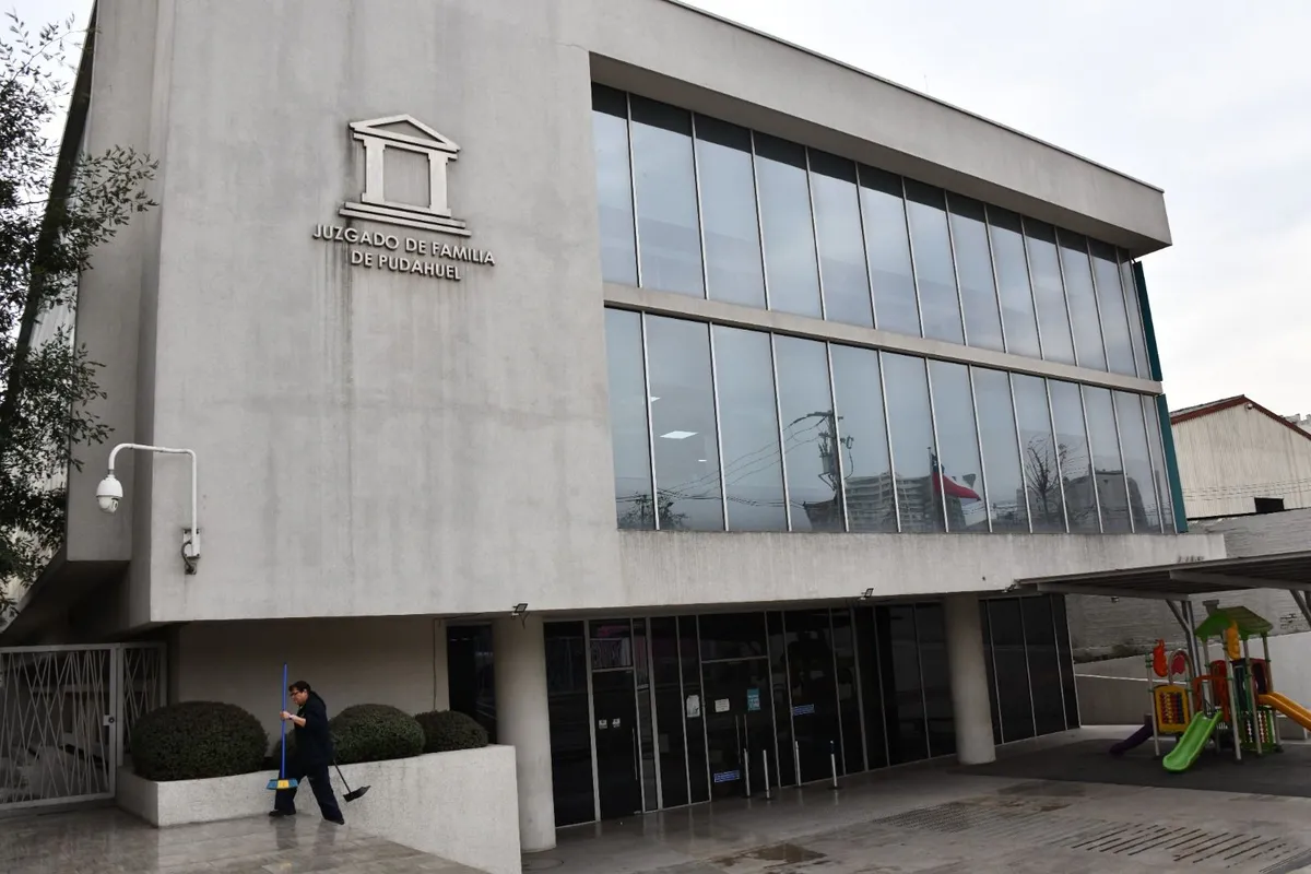 Padre con deuda de $11 millones en pensión no autorizó viaje por vacaciones de su hija: Juzgado de Familia concedió permiso