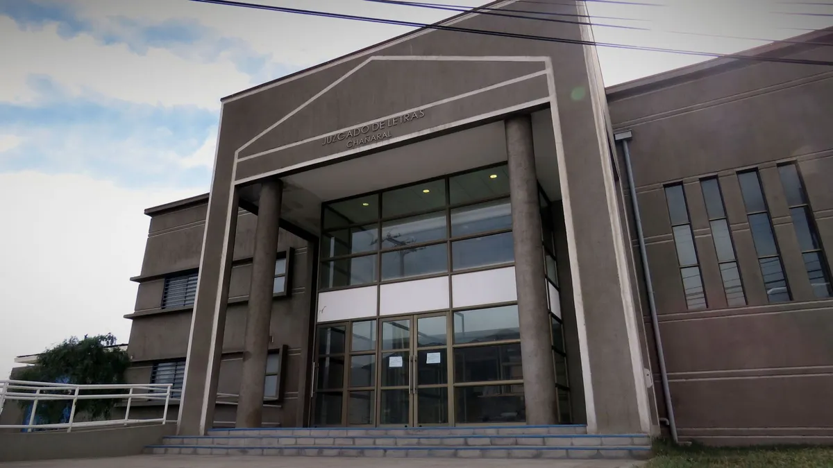 Padre pidió dejar de pagar pensión de $495 mil a hijo de 27 años que trabaja y no estudia: Tribunal acogió cese