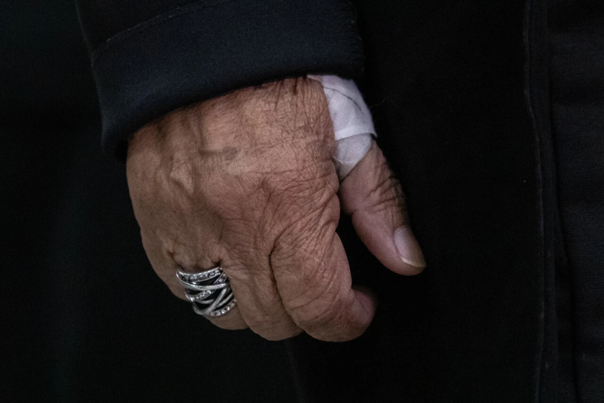 Pasó su vida trabajando en un CESFAM y a los 65 años le negaron la PGU por un error de la PDI: Suprema revierte la decisión