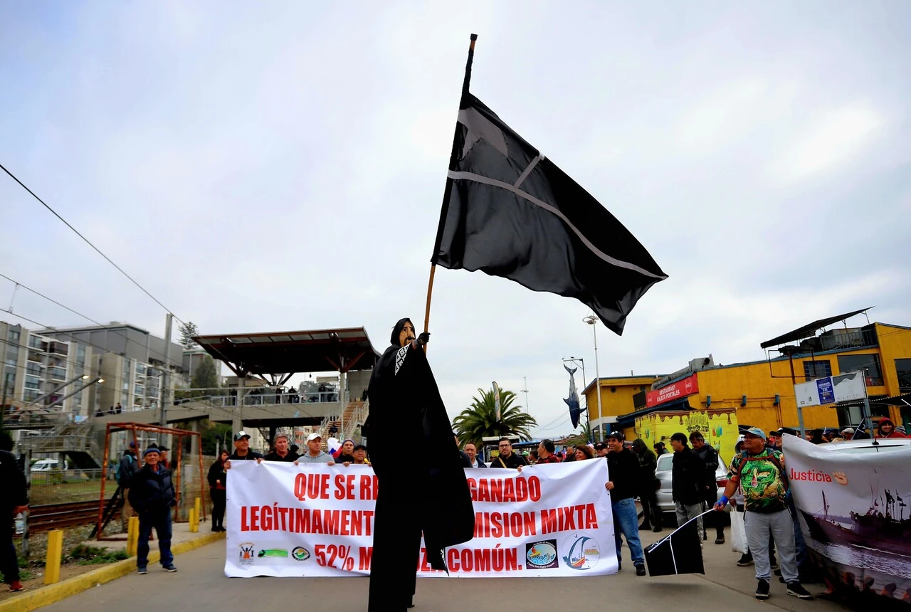 Pescadores artesanales exigen al Senado aprobar reparto justo de merluza: “No nos dejen solos”