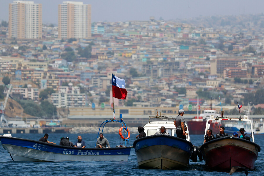 Pescadores artesanales: "Sabíamos que industria defendería privilegios de la Ley Longueira"