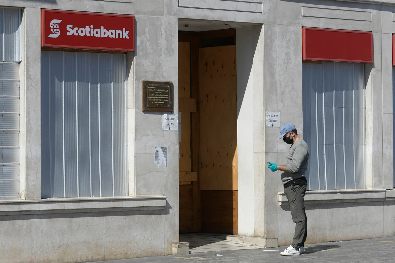 Piso mojado y sin señalética provocó caída de mujer en banco: Scotiabank deberá indemnizarla con $9,8 millones