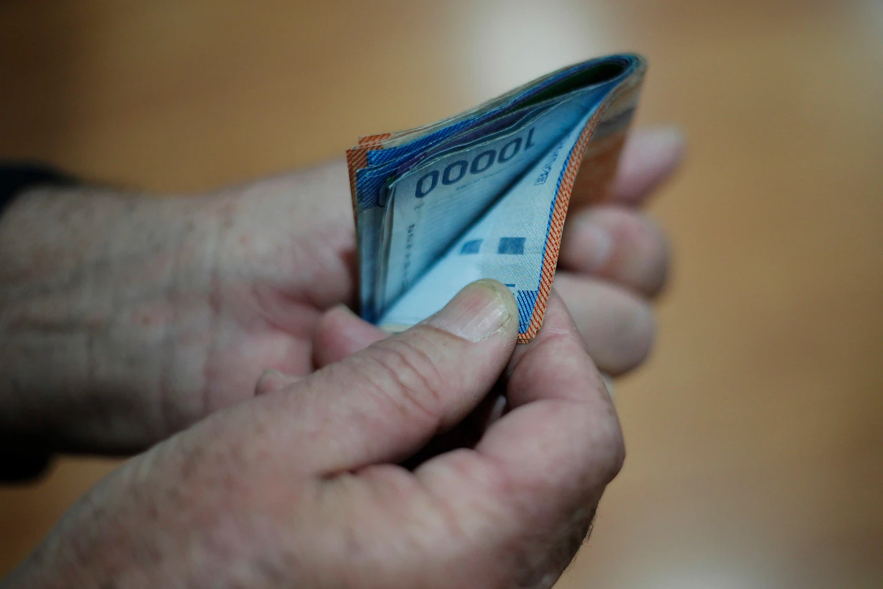 Por el alza sostenida en el costo de la vida: Un 42% de los chilenos ya ha reducido gastos y 33% planea hacerlo