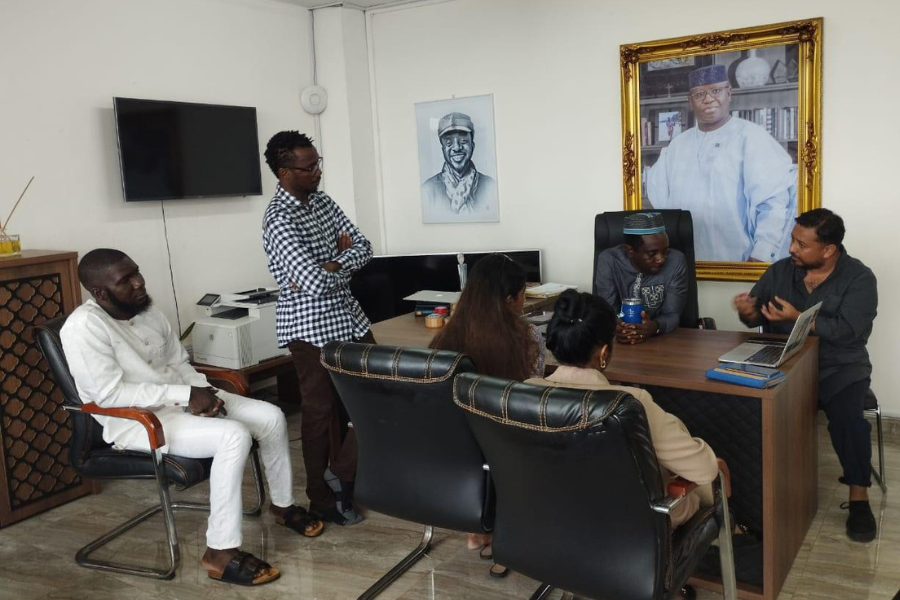 Profesor chileno en Sierra Leona ayuda a que jóvenes dejen las armas y tomen los libros