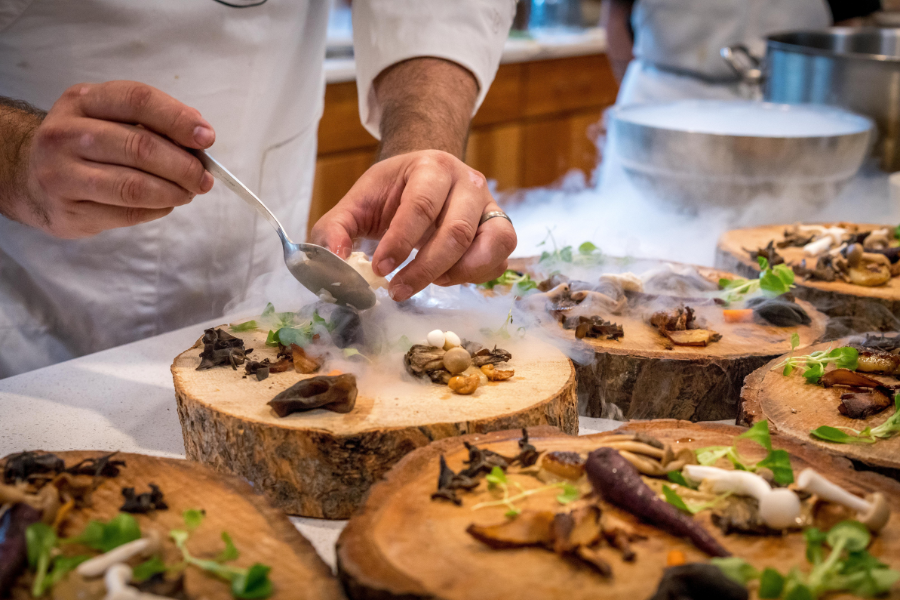 Pucón se luce con preparaciones de chocolate y hongos tras evento culinario con chefs internacionales