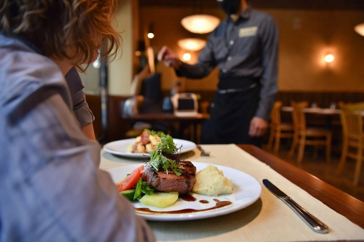 1.- Reclamó por mayor precio de plato en promoción y local la 