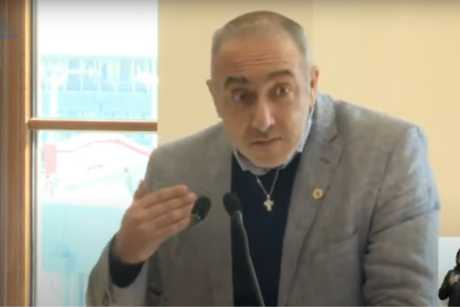 Repudio por mensajes transfóbicos de profesor de la PUCV transmitidos por Youtube: Piden sanciones