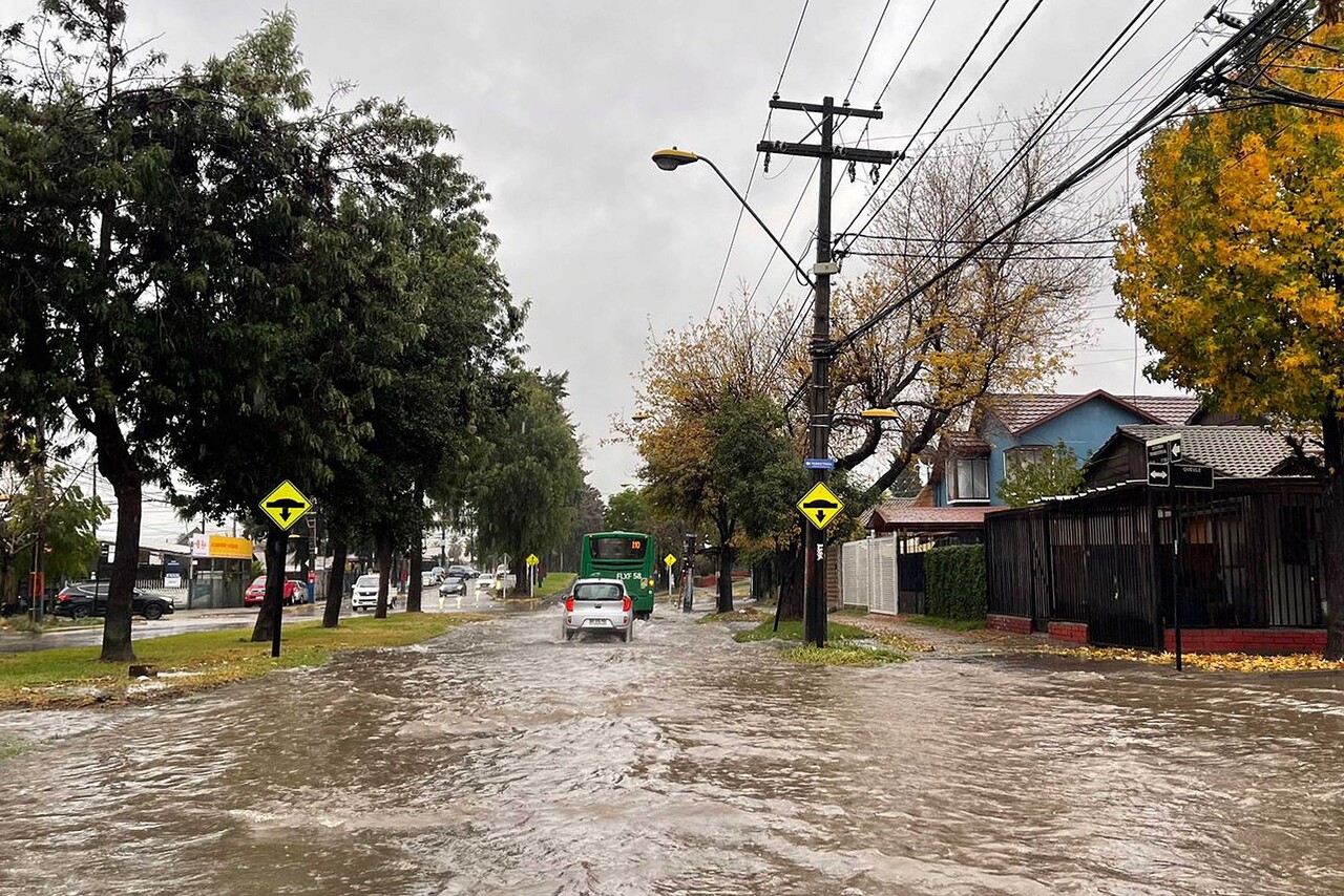 Cinco días de lluvia en Santiago: Centro meteorológico europeo proyecta mega sistema frontal