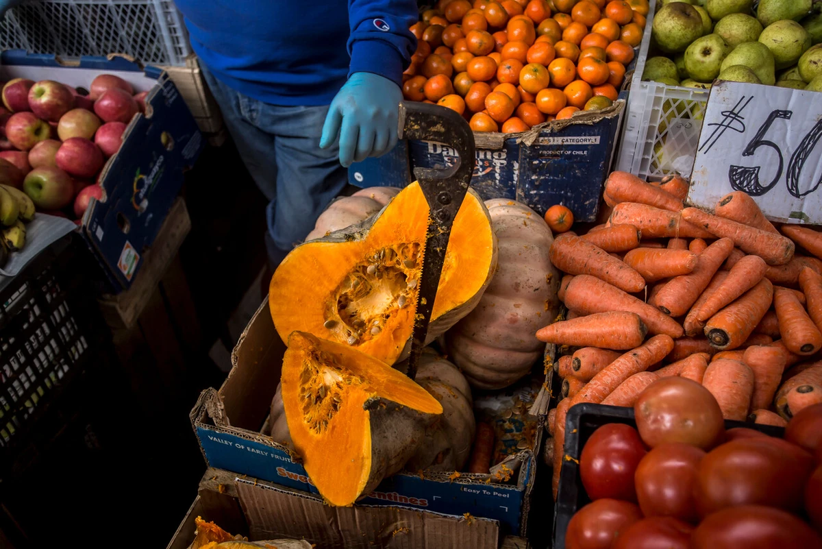 Se cayó en local por fruta podrida en el suelo y pidió $30 millones de indemnización: Se rechazó demanda por falta de pruebas