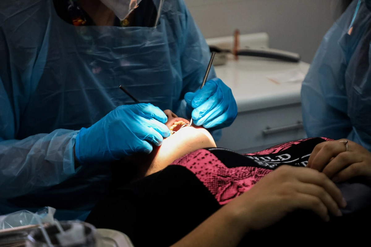 Dentista y clínica compensarán con  $15 millones por negligencia médica a paciente que terminó con daños tras tratamiento