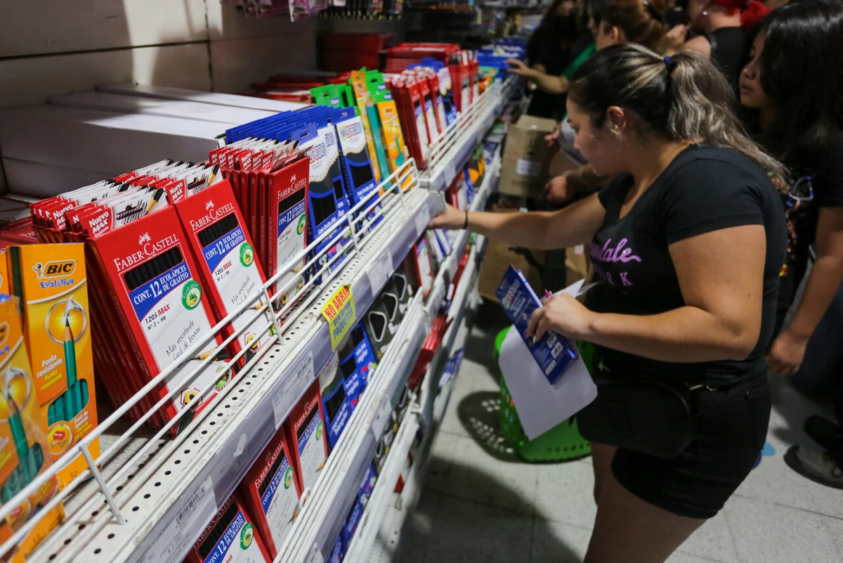 Sernac alerta por diferencias de hasta 3.527% en precios de útiles escolares y llama a cotizar antes de comprar