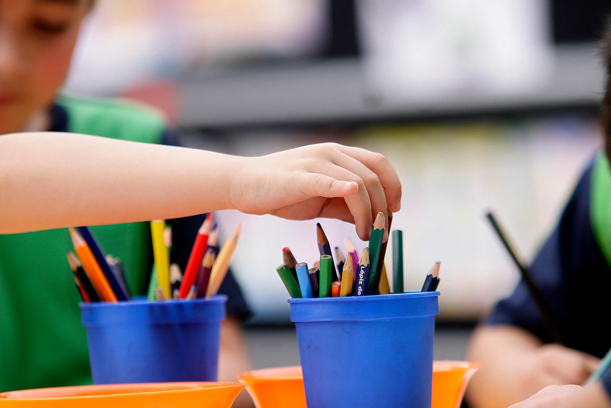 Sernac alerta sobre lápices falsificados vendidos en Barrio Meiggs: Provocarían riesgo de intoxicación para niños