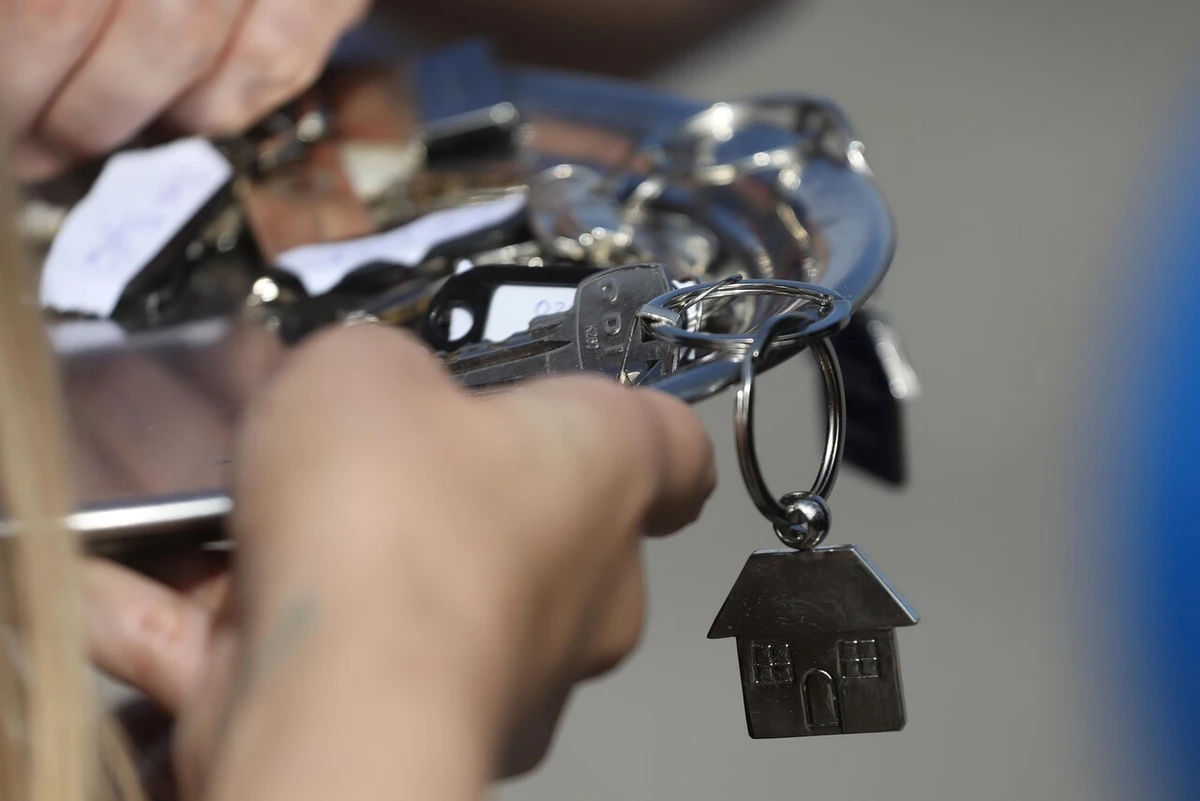 Serviu le revocó subsidio por no estar en su vivienda en 3 visitas y ordenó devolverla: Corte anuló medida por falta de pruebas