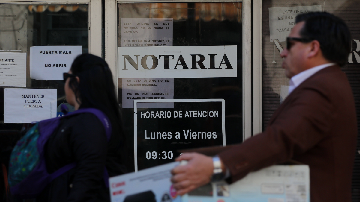 Sin digitalización y con más funciones para notarios: El proyecto de ley que moderniza poco, cobra más y queda al debe
