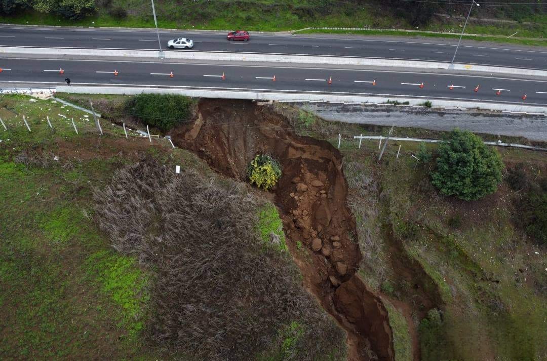 Nuevo socavón en Concón: Mide cerca de 20 metros y pone en peligro el Camino Internacional