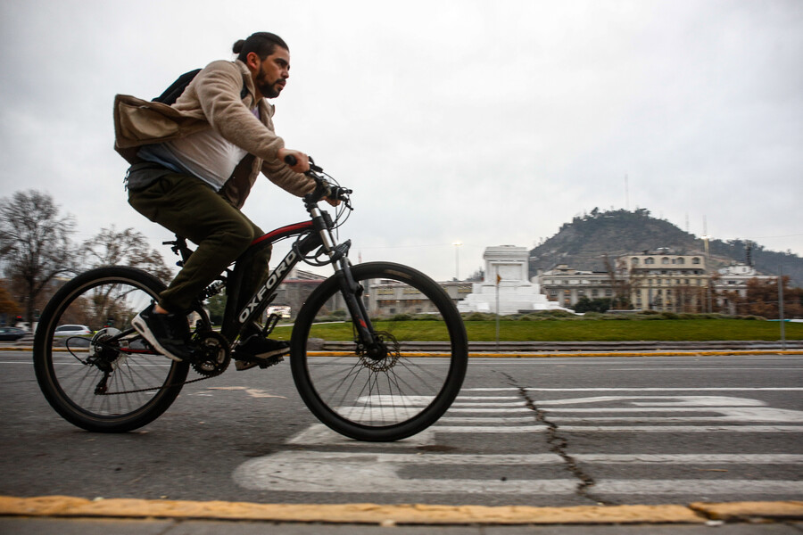 Sufrió caída en bicicleta durante teletrabajo: Quiso reclamar accidente laboral y lo rechazaron