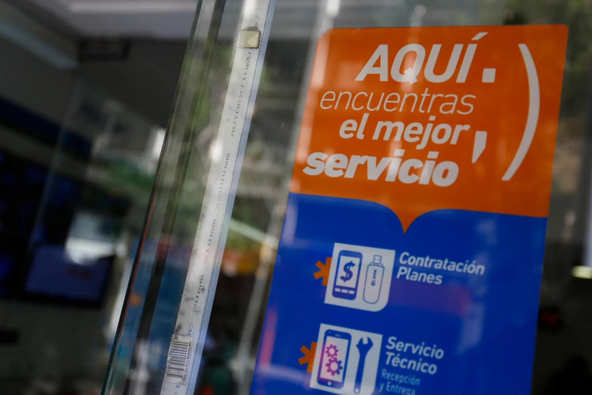 Suplantaron su identidad para contratar 5 líneas y Entel quiso cobrarle la deuda: Suprema ordenó que empresa le pague $7 millones a él