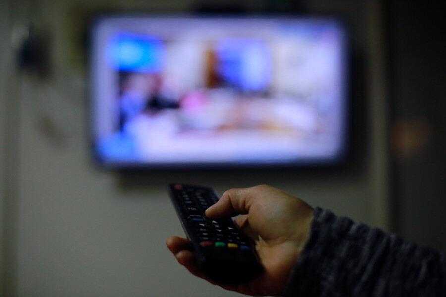 Televisión registra leve baja de consumo: Es el tercer medio audiovisual preferido por chilenos