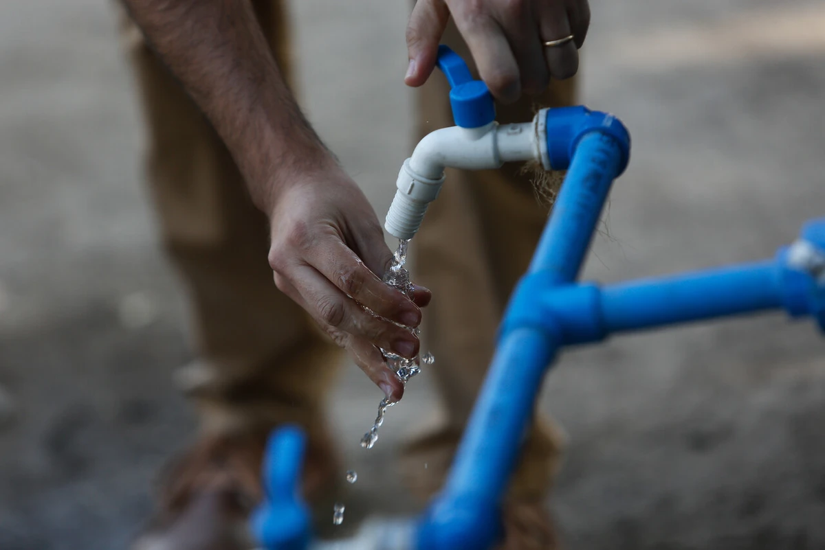 Tenía conexión ilegal, le cortaron el agua, atacó con una pala e igual fue a juicio para exigir suministro: Corte rechazó