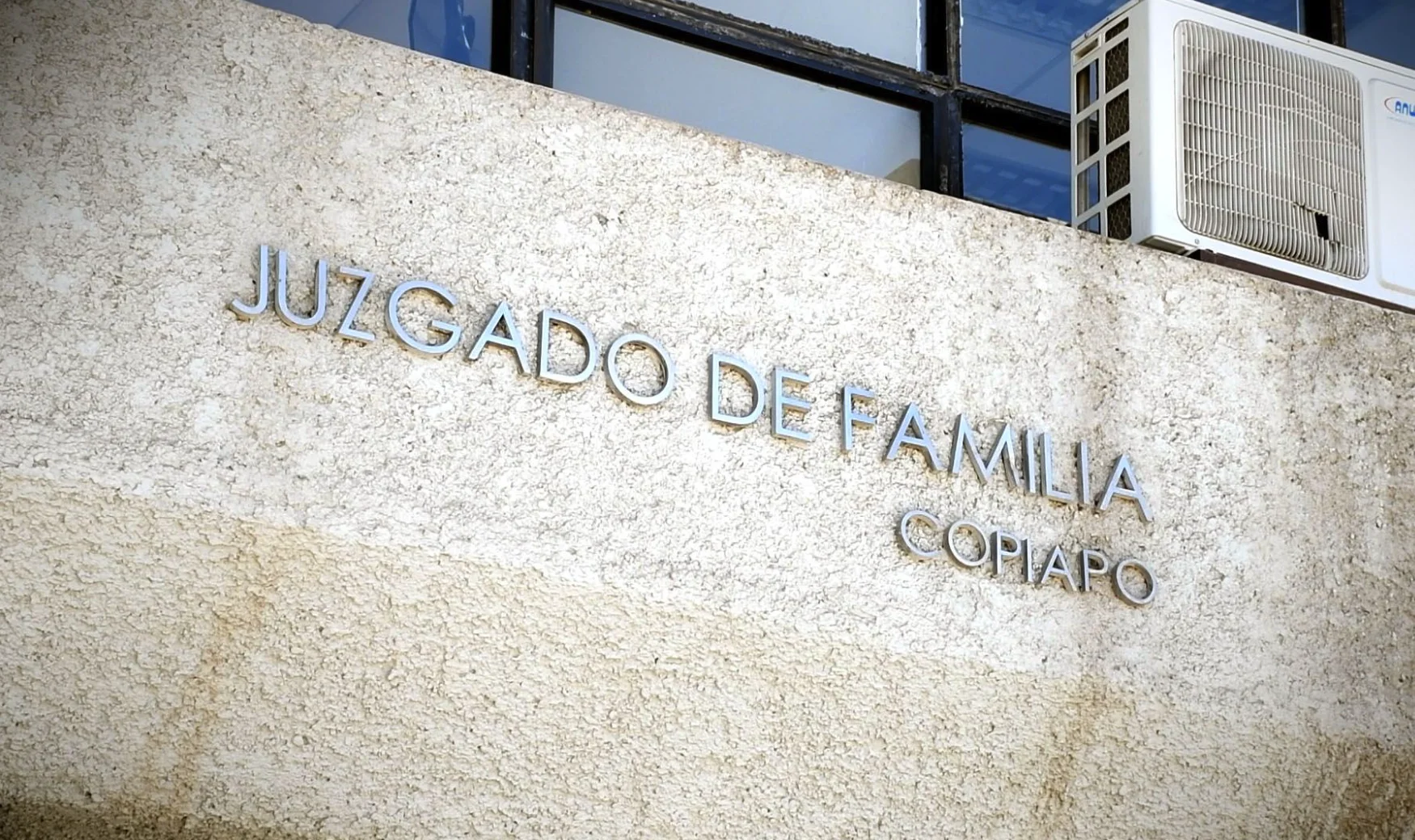 Tenía deuda de pensión y se negó a autorizar que su hijo viajara a Europa con la madre: Juzgado dio permiso por 2 años