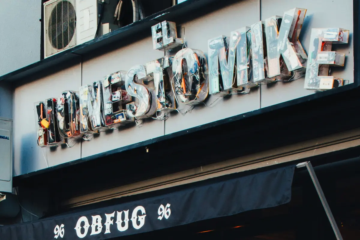 Tragedia en Algarrobo: Fundador de El Honesto Mike murió al intentar rescatar a joven arrastrada por el oleaje