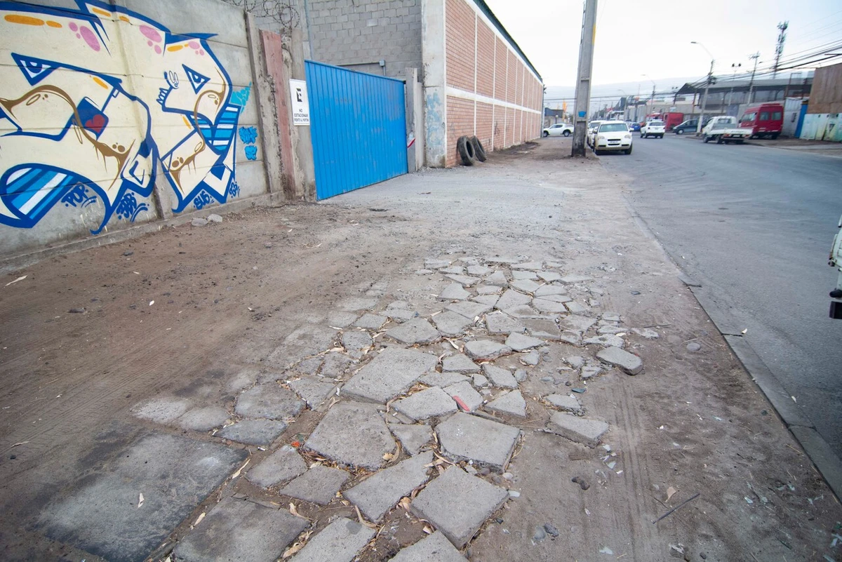 Transeúnte sufrió fractura de tobillo tras caer debido a desnivel en calle de Quilicura: Será indemnizado con $15 millones