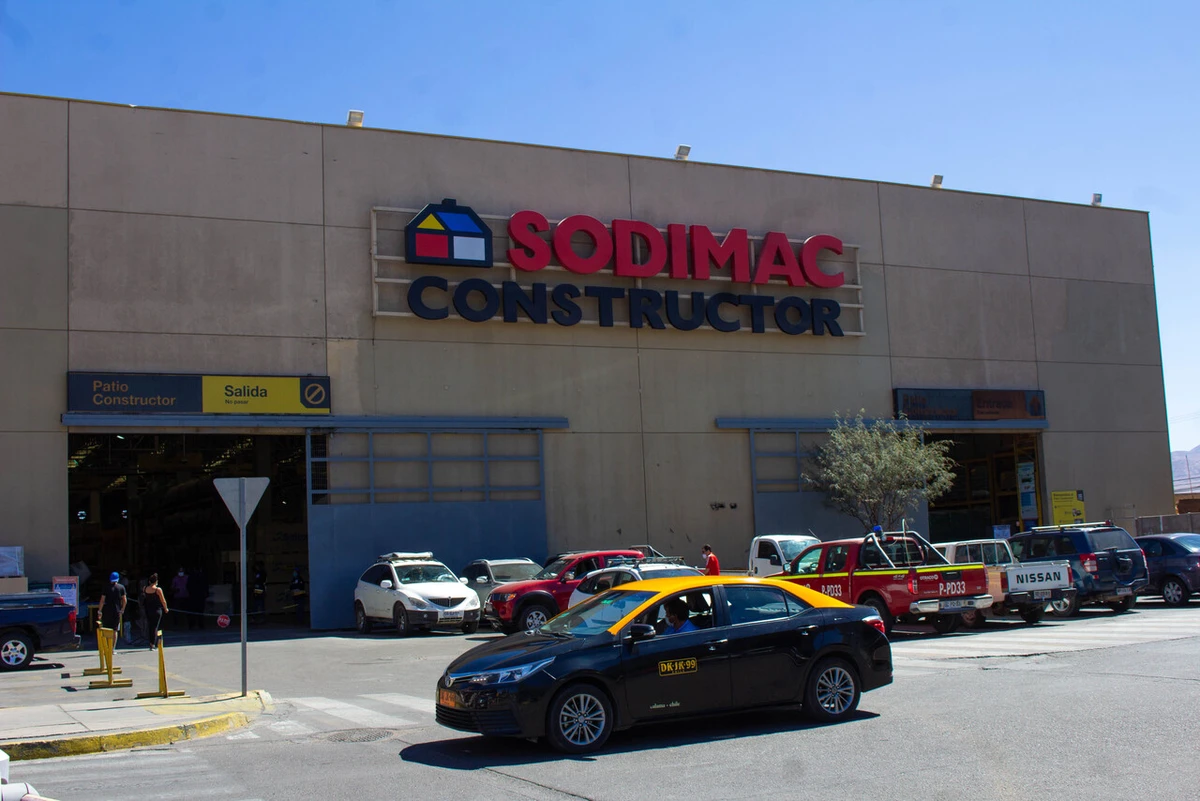 Tropezó por cintas plásticas en el suelo de un Sodimac y ahora le deberán pagar $20 millones: Terminó con fractura de rodilla