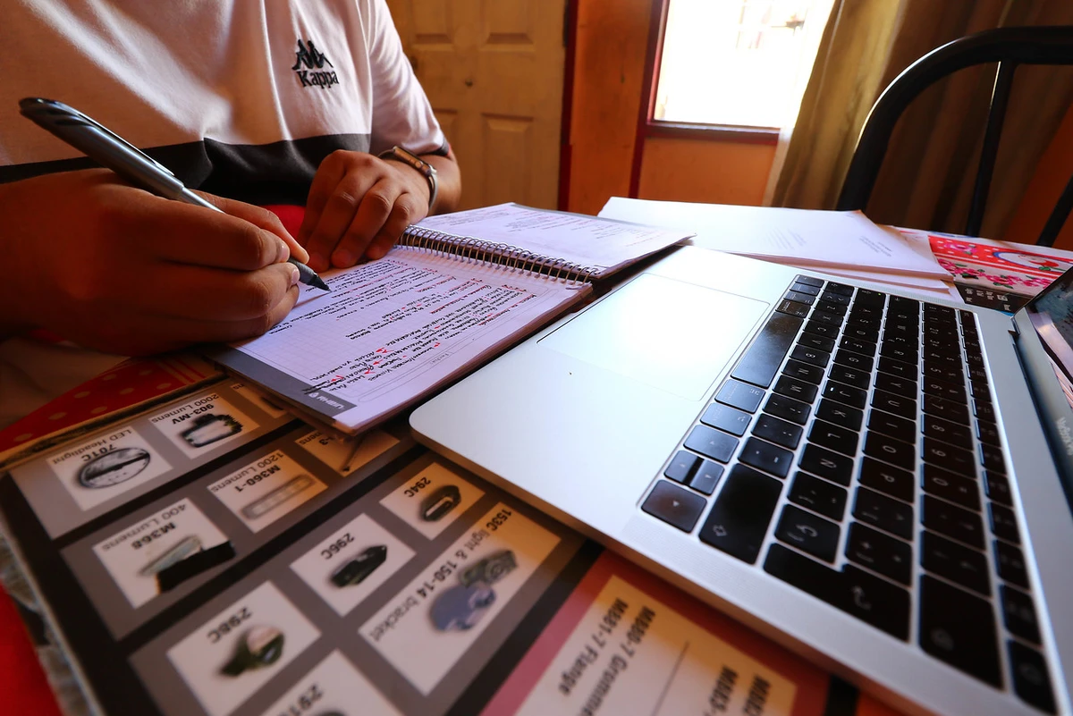 ¿Un corte de luz arruinó tu notebook y archivos? Corte ordenó pagar $1 millón a cliente de CGE y abogados explican cómo actuar