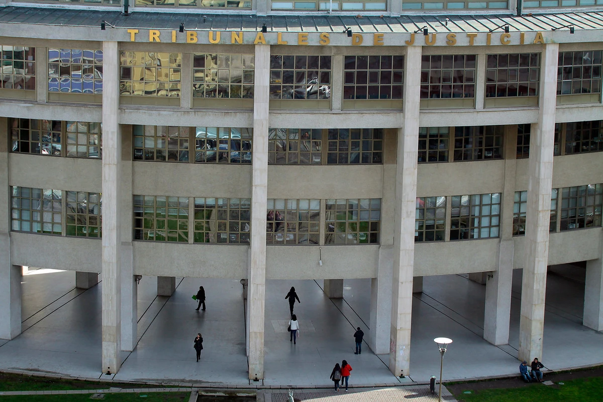 Vecina amplió vivienda invadiendo 70 m² de acera y ahora deberán demoler por orden municipal: Obstruía visibilidad en cruce