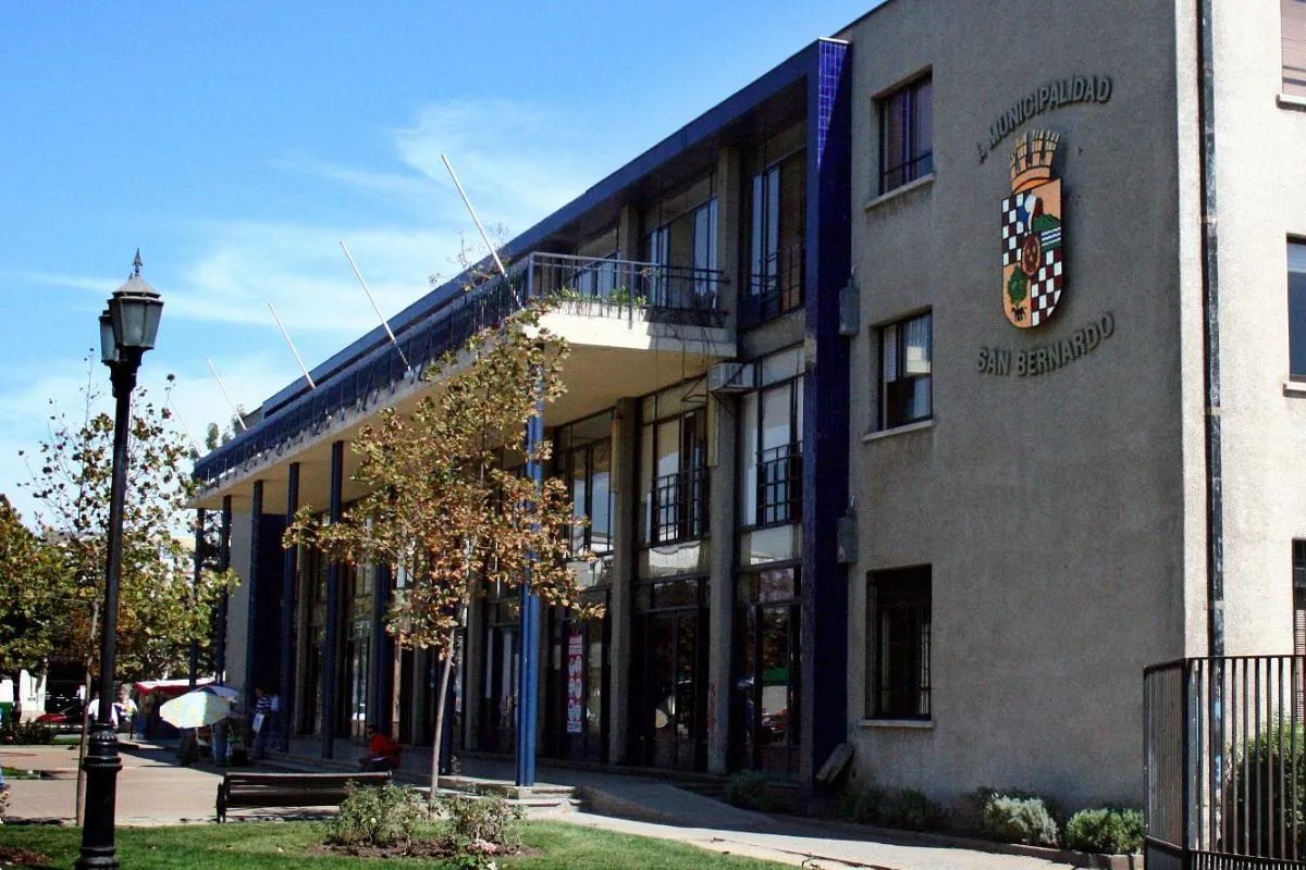 Vecino de San Bernardo demandó a alcalde y municipio por ruidos y peleas hasta las 4 AM en construcción ilegal: Será demolido