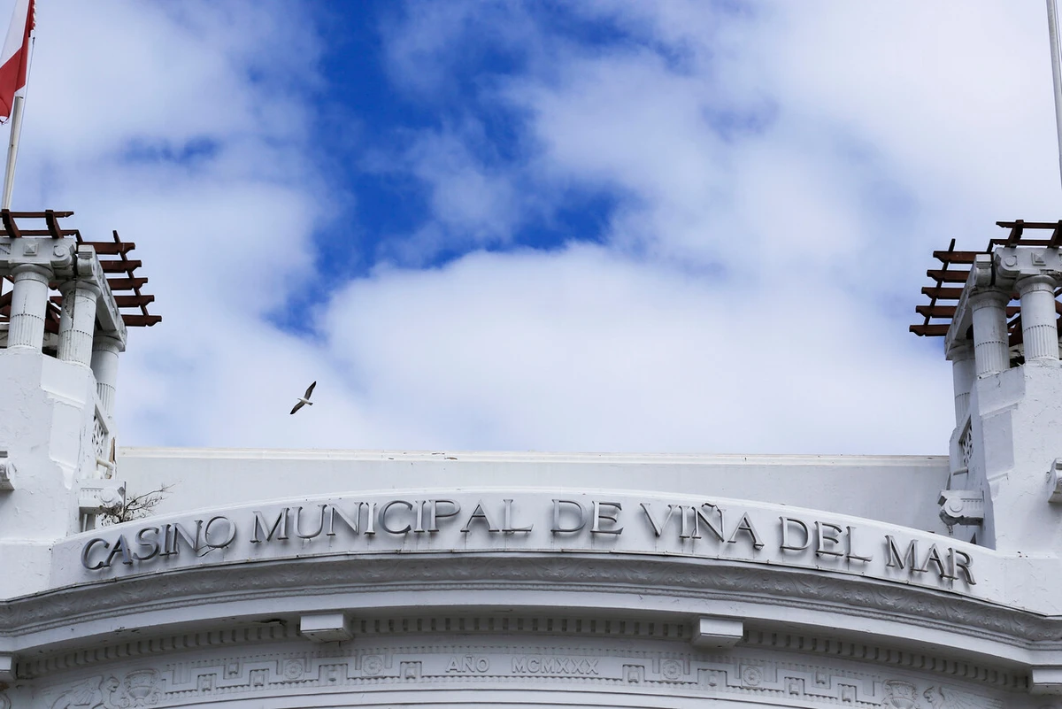 Vecino fue a juicio por contaminación lumínica frente al Casino de Viña: Corte ordena apagar pantallas entre medianoche y 7 AM