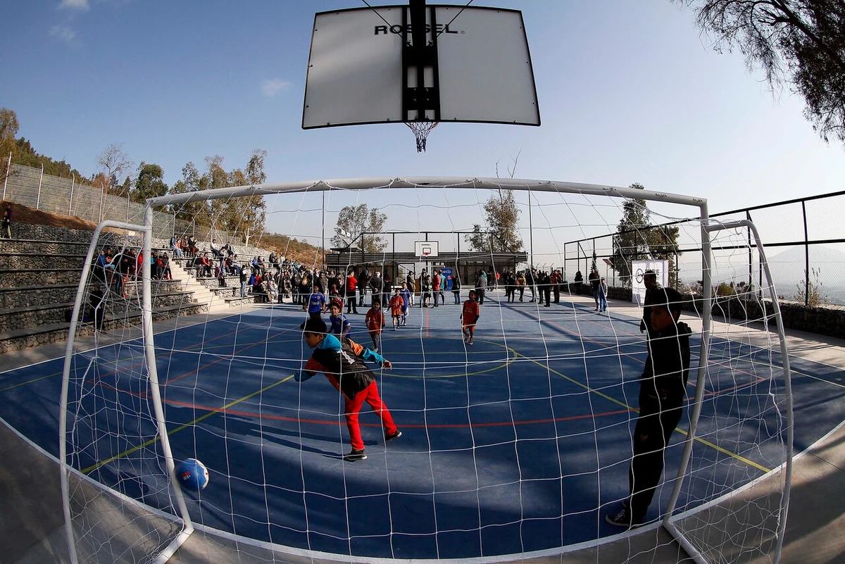 Vecinos dejaron sin luz una multicancha poniendo candado a medidor: Corte ordena entregar llave y restablecer acceso eléctrico