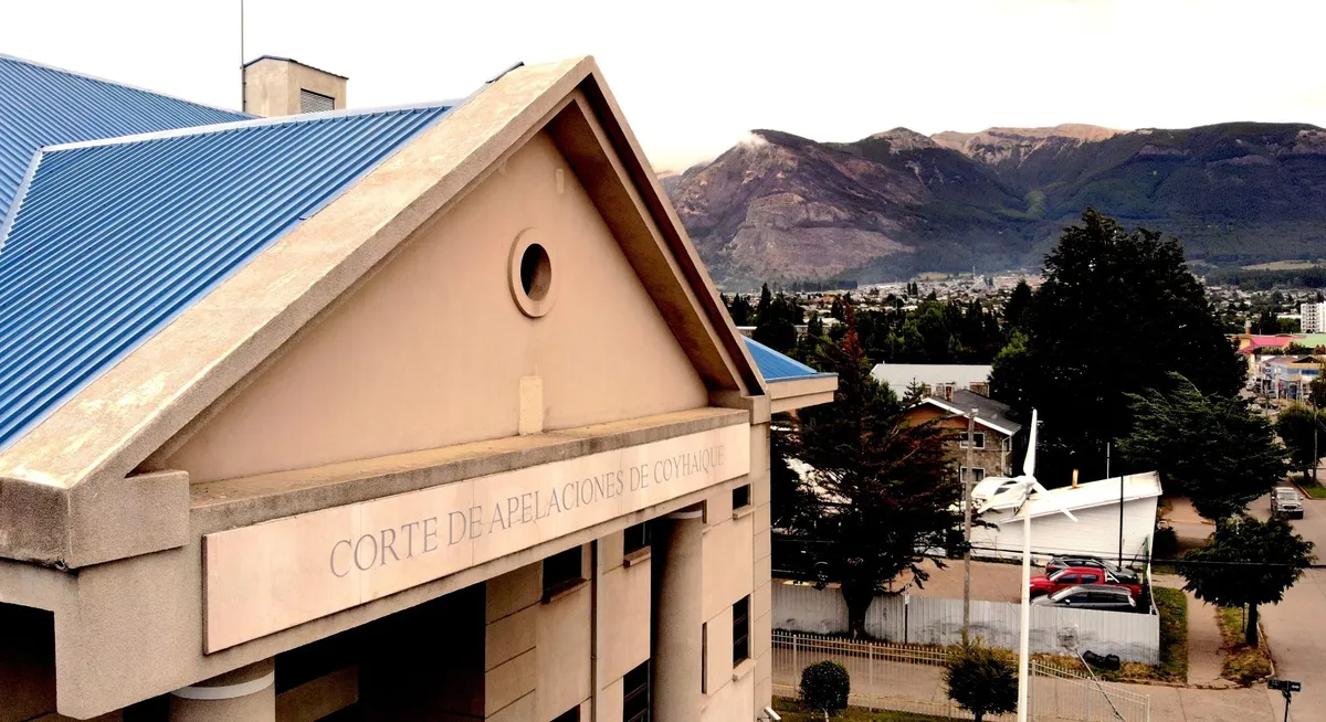 Viajó a Argentina con licencia de reposo total, lo destituyeron y apeló alegando razones de salud familiar: Corte rechazó