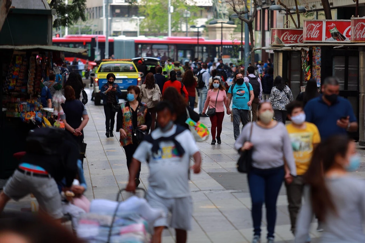 Victimización sube levemente, pero la violencia en los robos cae y mejora la sensación de seguridad en Santiago según estudio