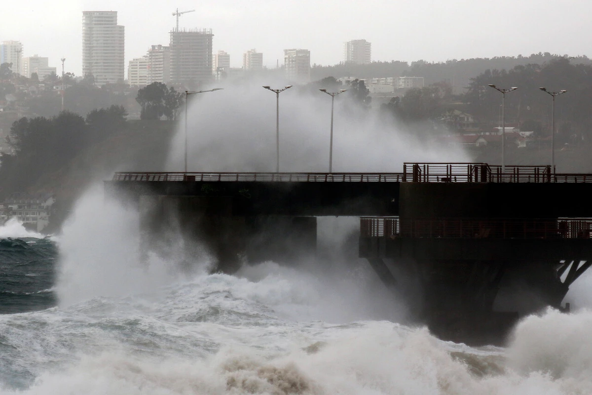 VIDEO| Marejadas han alcanzado los 4 metros y serán mayores: A las 10:00 y 22:00 horas se registrarán los peak