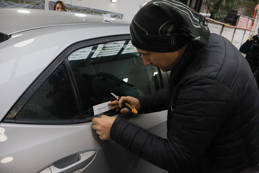 Vuelta a la original: Rechazan eliminar la obligación de grabar patentes en vidrios de autos